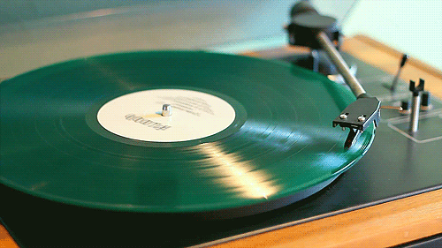 rachat de disques vinyles tel O6 15 02 04 15. Unn 33t microsillon sur un tourne-disque